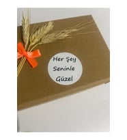 Herşey Seninle Güzel Siyah Yazılı Yuvarlak Yapışkanlı Etiket 4x4 cm 120 adet