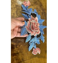 MAVİ PEMBE NAKIŞ İŞLEME KABARTMA ÇİÇEKLİ ARMA DİKİŞ APLİKE 33X17