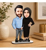 Kişiye Özel 2 Kişilik Tesettürlü Çift Karikatürlü 18 cm MDF Masaüstü Biblo - Sevgiliye ve Eşe Hediye Çiftlere Özel Hediye