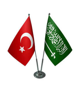 Masa Üstü Suudi Arabistan Bayrağı Türk Bayrağı İkili Krom Direk Masa Bayrak Seti