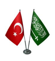 Masa Üstü Suudi Arabistan Bayrağı Türk Bayrağı İkili Krom Direk Masa Bayrak Seti