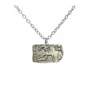 Centaur Legacy – Antik Yunan Sentor Figürlü Plaka Unisex Kolye (60 cm Zincirli) (Gümüş)
