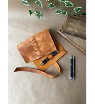ALESTA LEATHER İsme Özel El Yapımı Hakiki Deri Rulo Kalemlik / Rulo Fırçalık (Camel)