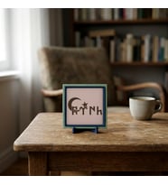 Minimal Ay-Yıldız ve Göktürkçe TÜRK Masaüstü Süs, Estetik ve Tarihi Değerin Modern Buluşması 10x10cm