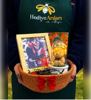 Kişiye Özel Hediye Sepeti  Ahşap Fotoğraf Çerçevesi, Işıklı Peluş Ayıcıklı Fanus, Islak Mendil