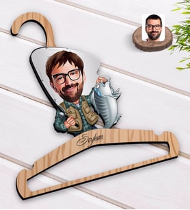 BK Gift Kişiye Özel Erkek Balıkçı Karikatürlü Standart Boy Ahşap Elbise Askısı-1