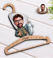 BK Gift Kişiye Özel Erkek Balıkçı Karikatürlü Standart Boy Ahşap Elbise Askısı-1