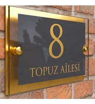 Gold Detaylı Pleksi Kapı İsimliği 20x13cm – Şeffaf Pleksi & Metal Arka Plaka Aile İsimlikleri Koleksiyonu