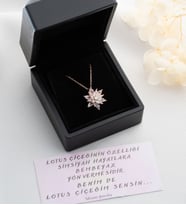 Saklı Takı 925 Ayar Gümüş Işıklı Kutuda Buzlu Mor Lotus Kolye (Beyaz)