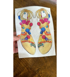 ETNİK RENKLİ SANDALETLİ KIZ ARMA DİKİŞ APLİKE 26X20 CM