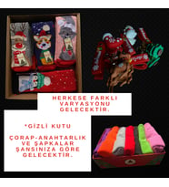 Giz Hanım “GİZ’Lİ Kutu” – Sürpriz Yılbaşı Hediye Seti  Seramik Kupa, Çorap, Şapka, Mum, Anahtarlık, Ahşap Bardak Altlığı