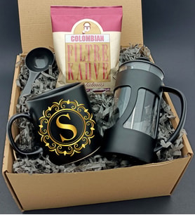 Kişiye Özel Gold Çelenk Baş Harf Baskılı Siyah Kupa & Siyah Kulplu French Press 350 ML & Colombian Filtre Kahve Hediye Seti