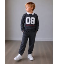 Polo Yaka Nakışlı Erkek Çocuk Sweatshirt & Eşofman Alt Üst Takım – Kolej Stili ve Şıklık Bir Arada