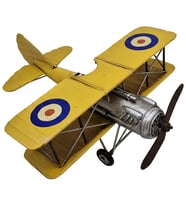 Gökyüzünün Nostaljik Ruhu: El Yapımı Sarı Metal Dekoratif Biplane Uçak Maketi