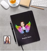 Kişiye Özel Melek Anne Karikatürlü Siyah Defter Kalem Hediye Seti Model-5 (Kırmızı)