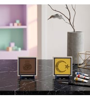 Kalplere Sükunet Veren Kelime-i Tevhid Zikri ve Metinli Bismillah İkili Özel Tasarım Masa Aksesuarı 10x10 cm, Açık Kahve - Sarı