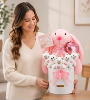 Yenidoğan Kız Bebek Hediyesi – Baby Shower Tavşan Uyku Arkadaşı ve Pembe Peluş Ayıcık Buketi
