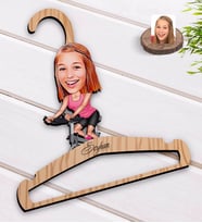 BK Gift Kişiye Özel Kadın Fitness Sporcusu Karikatürlü Standart Boy Ahşap Elbise Askısı-1