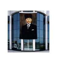 Koltukta Oturan Atatürk- Takım Elbiseli Atatürk Poster Bayrak Raşel Kumal 4x6 metre ATA26