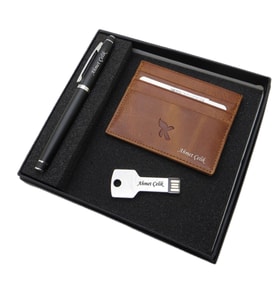 Signator D393 İsme Özel Set - Deri Kartlık + 32 Gb. Anahtar Usb Bellek  + Kalem Seti  İsme Özel Hediyelik Set (Karışık)