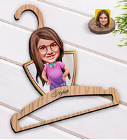 BK Gift Kişiye Özel Kız Çocuk Karikatürlü Standart Boy Ahşap Elbise Askısı-3
