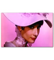Cakatablo Audrey Hepburn Pembe Şapkalı ve Elbiseli Yakın Çekim MDF Tablo