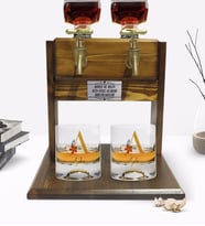 BK Gift Kişiye Özel Renkli Baskılı Harf ve İsim Tasarımlı İkili Viski Bardağı ve Çift Musluklu Doğal Ahşap Viski Standı-1 (Model 1)