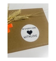 Handmade With Love Ortası Çizim Kalpli Siyah Yazı Yuvarlak Yapışkanlı Etiket 4x4 cm 120 adet