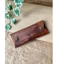 ALESTA LEATHER İsme Özel El Yapımı Hakiki Deri Kalemlik (Koyu Taba)