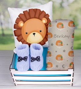 eJOYA Ahşap Sandıkta Kişiye Özel Yastık Battaniye Ve Patik Bebek Hediye Seti 109611 (Mavi)