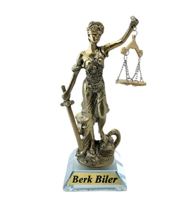 Kişiye Özel Tasarım Kristal Cam Kaideli Adalet Heykeli, Kaideli Adalet Heykel, Cam Kaideli Adalet Biblo, Cam Adalet Biblosu, Kristal Themis Heykeli, Masa Heykeli, Kaideli Themis Biblo, Ofis Biblo, Hediye Heykel, Ofis Hediyesi