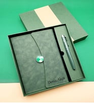 İsim Baskılı Deri Tarihsiz - Ajanda - Defter Kalem Set & Kişiye Özel Kutulu Deri Defter Kalem Hediye seti - Yeni Model Defter (Yeşil)