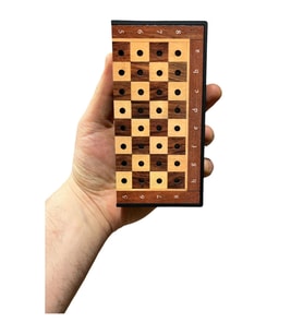 GiftHome Pocket Serisi Küçük Boy Metal Parlak Taş ve Ceviz Desenli Kutulu Klasik Satranç Takımı (13,5 X 13,5 cm.)