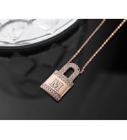Saklı Takı 925 Ayar Gümüş Kişiye Özel Harfli Kilit Kolye ( Rose Gold )