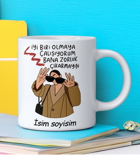 Komik - Esprili Kupa İYİ BİRİ OLMAYA ÇALIŞIYORUM BANA ZORLUK ÇIKARMAYIN Tasarımlı İsim Soyisim Yazılı Kişiye Özel Kupa Bardak
