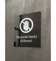 Siyah Parlak Pleksi Personel Harici Girilmez Uyarı Levhası