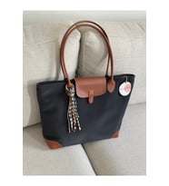 BAGLOVİS CHARM DETAYLI BÜYÜK BOY TOTE ÇANTA EN40 BOY30 (Siyah-Taba)