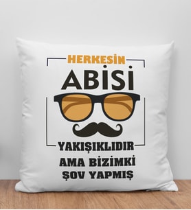 BK Gift Herkesin Abisi Yakışıklıdır Ama Bizimki Şov Yapmış Tasarımlı Beyaz Kırlent Yastık, Ev Hediyesi, Doğum Günü Hediyesi