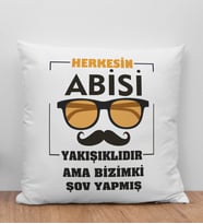 BK Gift Herkesin Abisi Yakışıklıdır Ama Bizimki Şov Yapmış Tasarımlı Beyaz Kırlent Yastık, Ev Hediyesi, Doğum Günü Hediyesi