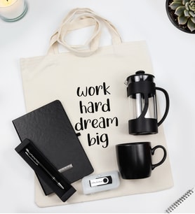 Kişiye Özel Siyah Defter & Motivasyon Baskılı Ham Bez Çanta & Gümüş Detaylı Siyah Tükenmez Kalem & 32 gb USB Bellek & Siyah Mat Kupa & Siyah French Press Kurumsal Hediye Seti