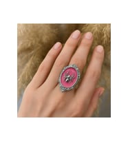 Pembe Örümcek Figürlü Yüzük – Alternatif Tarz ve Cesur Zarafetin Simgesi, Ayarlanabilir Unisex Model