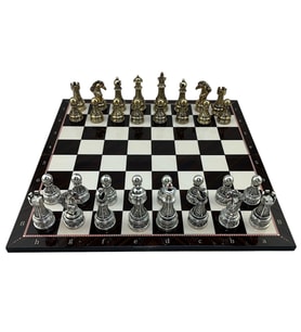GiftHome Premium Battal Boy Metal İŞLEMELİ KLASİK Satranç Takımı  ve Katlanır Ceviz Desenli MDF Satranç Tahtası (43X43 cm.)