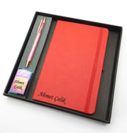 Signator® Codex  N250 Kişiye Özel Defterli Set - İsme Özel Pembe Kalem + İsme Özel Kırmızı Defter + İsme Özel Gökkuşağı Çakmak İsme Özel Kutusunda Hediyelik Set (Karışık)