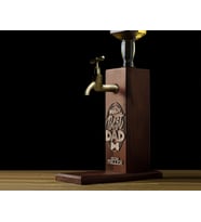 BK Gift Kişiye Özel Kabartma İsimli Baba Tasarımlı Musluklu Ahşap Viski Standı-10 Viski Çeşmesi, Doğum Günü Hediyesi, Babaya Hediye