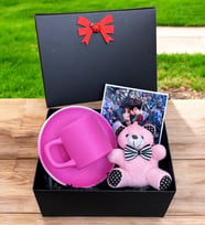 Size Özel Fotoğraflı Siyah Hediye Kutusu, Renkli Kahve Fincanı ve Pembe Peluş Anahtarlık (Pembe)