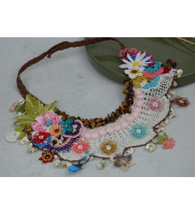 HANDMADE OYALI DANTEL ÜSTÜNE TASARIM KOLYE