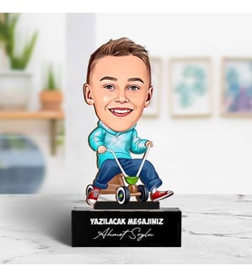 Eğlenen Erkek Çocuk Karikatürlü Biblo