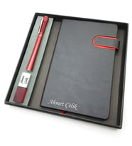 Signator® Codex  N288 Kişiye Özel Defterli Set - İsme Özel Kırmızı Kalem + İsme Özel Siyah Defter + İsme Özel 32 GB USB Bellek İsme Özel Kutusunda Hediyelik Set (Karışık)