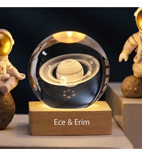 İsme Özel Büyük Boy Işıklı Ahşap Kare Kaideli Satürn Temalı Cam Küre 8cm
