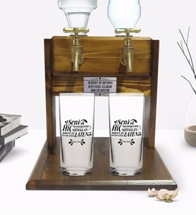 BK Gift Kişiye Özel Renkli Baskılı Yeşilçam Replikleri Sütoğlan Tasarımlı İkili Rakı Bardağı ve Çift Musluklu Doğal Ahşap Rakı Standı-2 (Model 1)